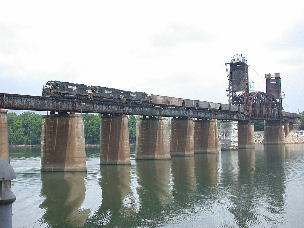 NS SB freight going across the Tenbridge